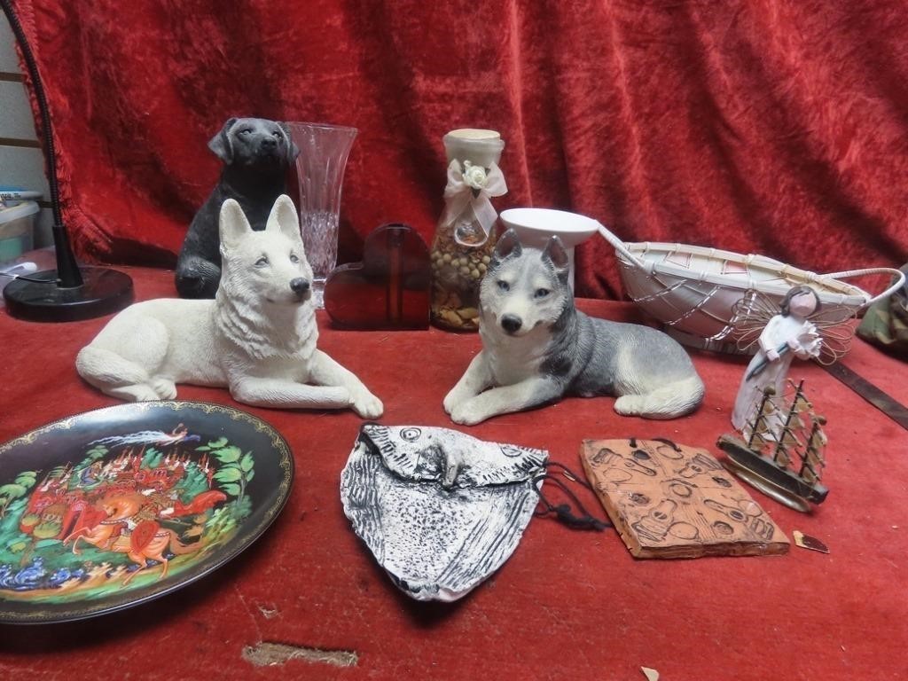 Dog figures, vases, assorted décor lot.