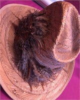 Q - MEN'S STRAW HAT W/ FEATHERS BAND (L234)