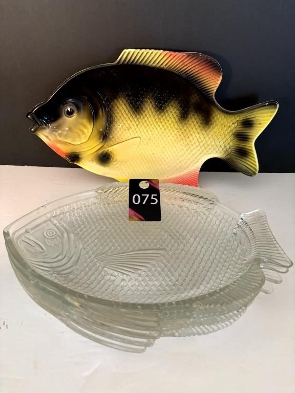 Plastic Fish Decor & 4 Glass Fish Plates
