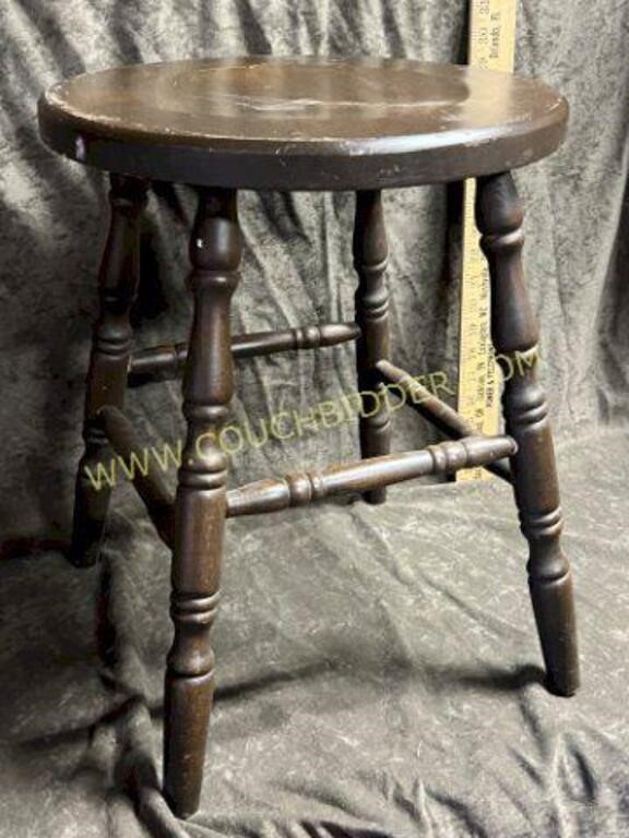 Spindle leg stool