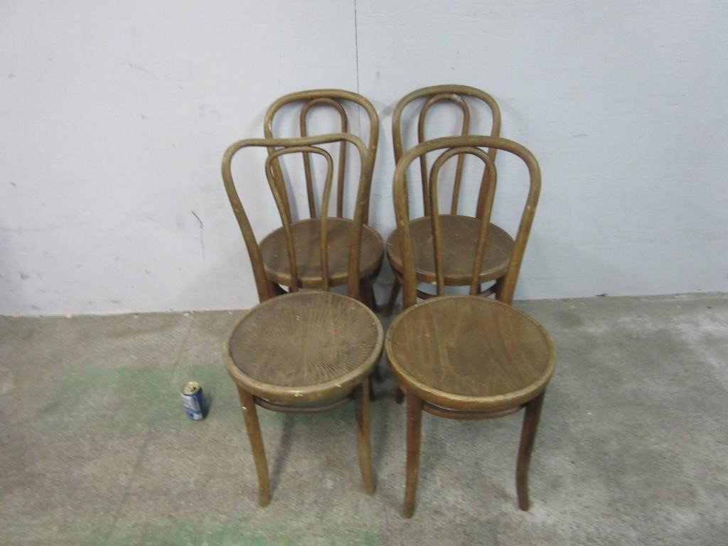 4 vieilles chaises en bois