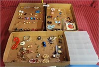 3 FLATS OF COSTUME JEWELRY EARRINGS & BROOCHES