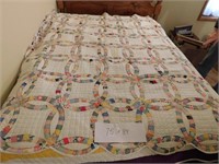 double wedding ring quilt 75 x 84 (great shape)