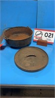 Cast-iron 10" pot with legs/lid