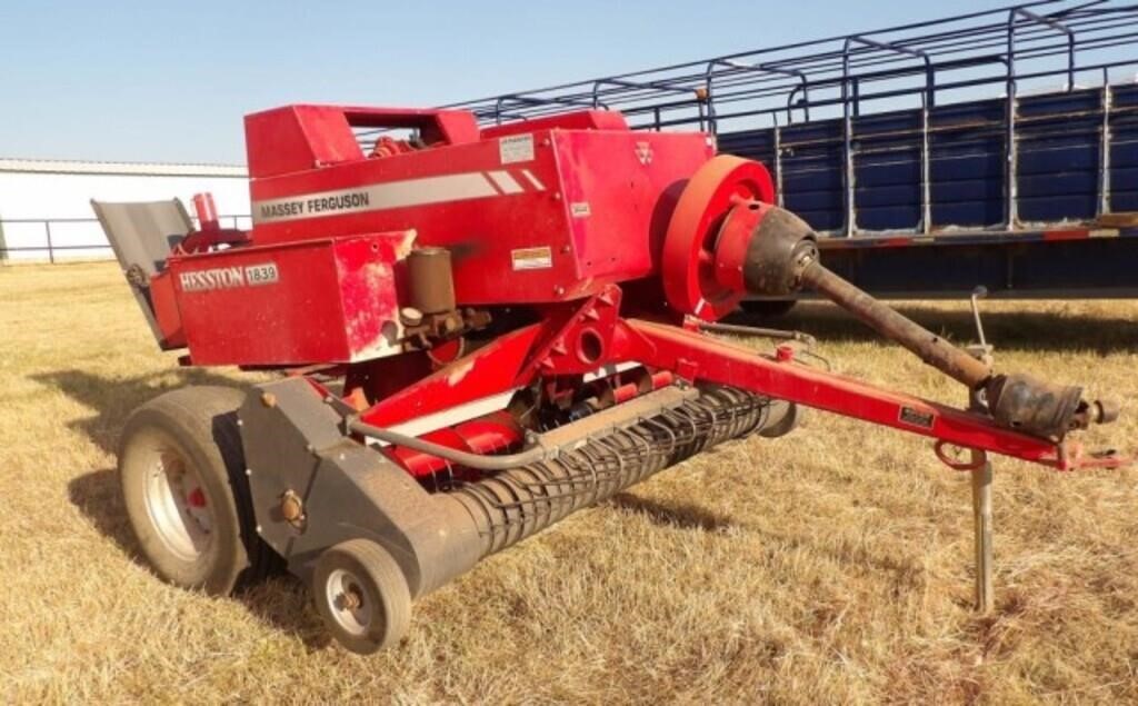 HESSTON 1839 SQUARE BALER