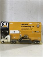 1/64Scale Die-Cast Caterpillar Tractor Hauling Set
