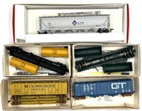 (5) Walthers HO Scale Train Cars with Boxes