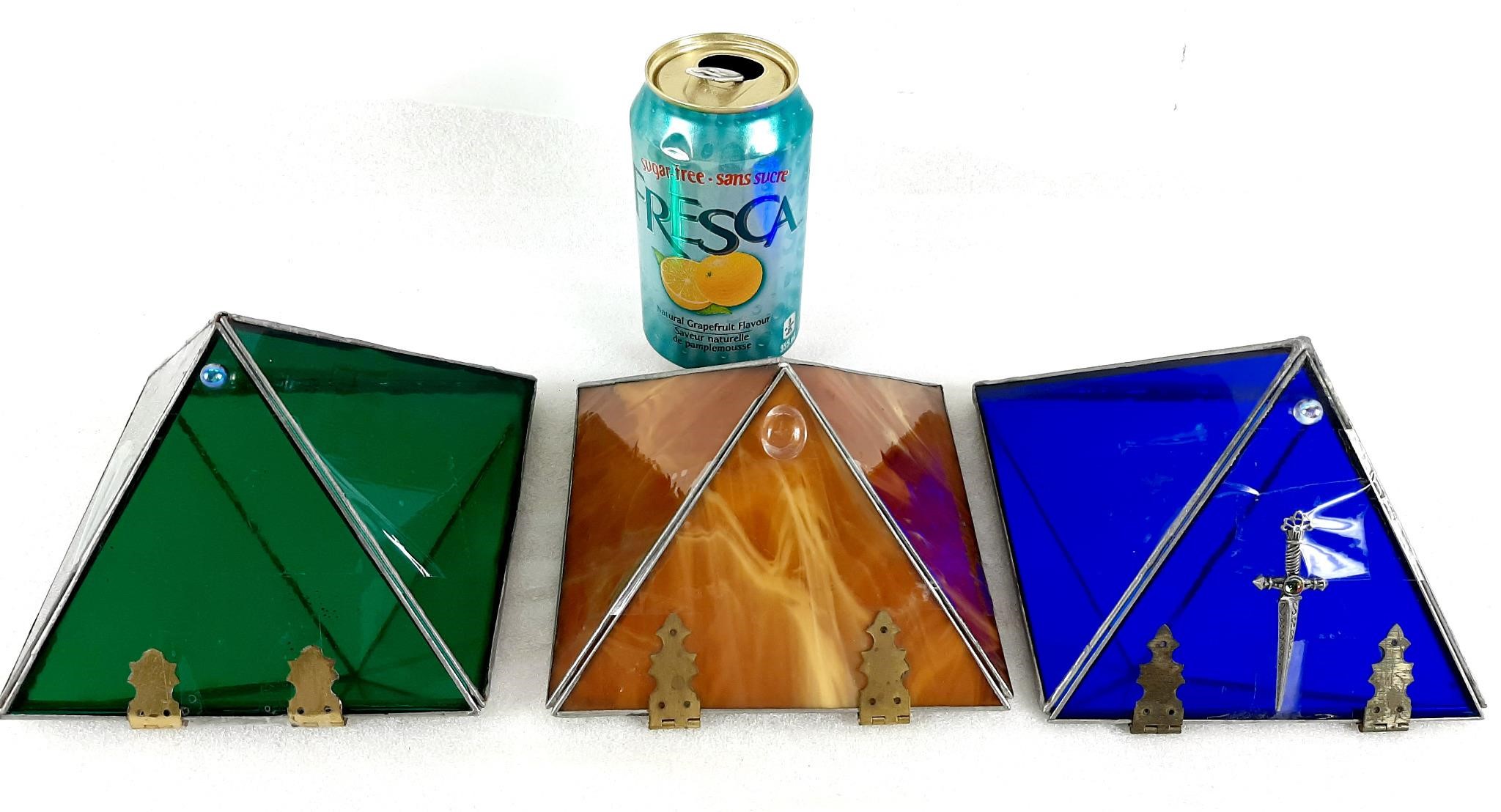 3 pyramides en verre de couleur, isotérisme