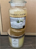 Yankee Candle And White Barn
