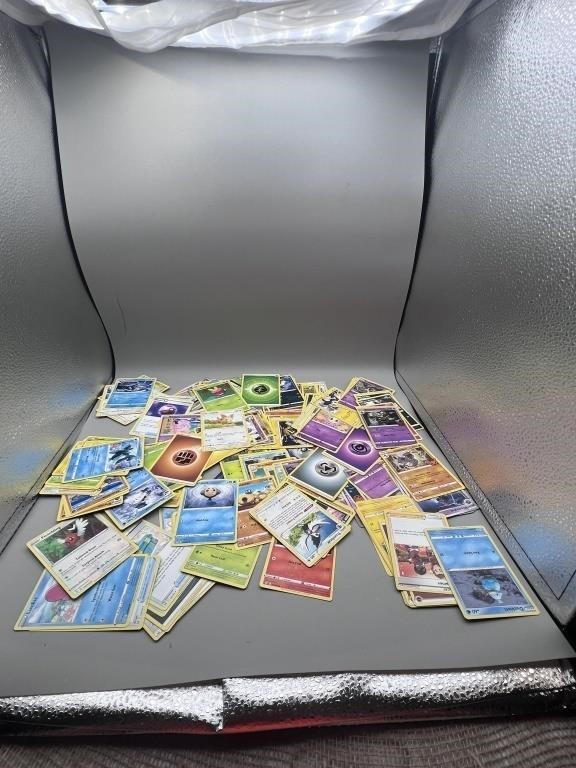 approx. 100 random Pokémon cards