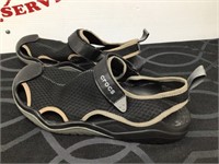 Crocs Men’s 11 Water Shoes Sandals