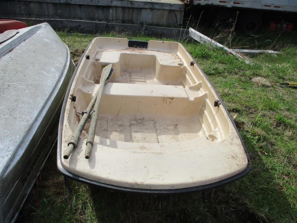 9ft Row Boat with Oars