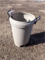 Rubber Maid Rolling Garbage Can w/o Lid