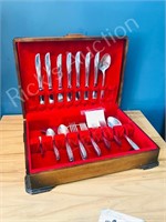 cuttlery chest w/  Wm Rogers "Ada" flatware