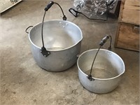 2 ALUMINUM KITCHEN POTS WITH HANDLES