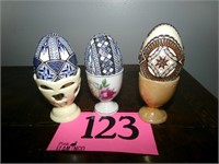 3 DECORATIVE EGGS IN EGG CUP