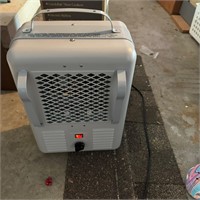 Rival titan utility heater, model T761, powers on