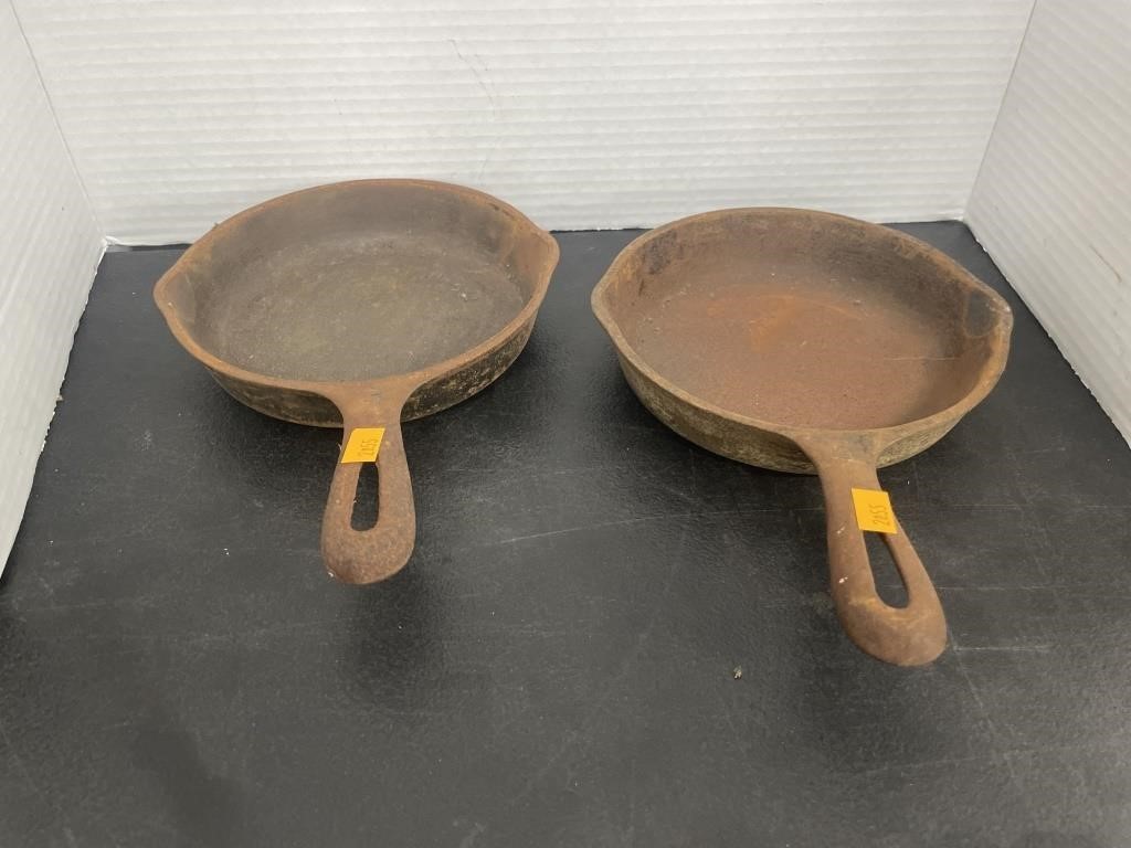 2 vintage cast iron skillets