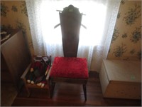 Dressing seat & small decorative bench w/dolls