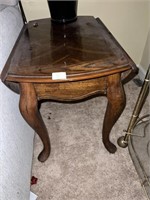 BEAUTIFUL QUEEN ANN END TABLE