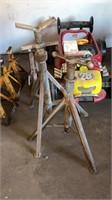 2 adjustable pipe stands