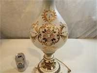 Sublime lampe de table blanche avec détails dorés