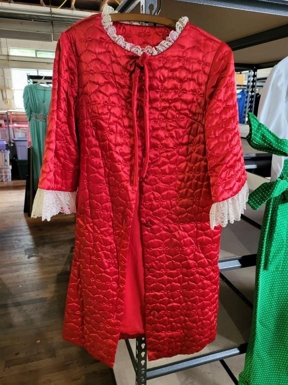 VTG Quilted satin Lace Edge House Coat - Union Tag