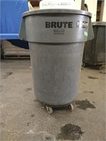 Rubbermaid Brute 44 Gallon Trash Can on Wheels