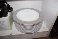 PYREX DINNER PLATES