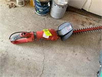 BLACK AND DECKER ELECTRIC HEDGE TRIMMER