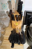KNIFE BLOCK AND 15+ KNIVES