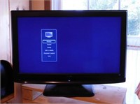 RCA 32" television TV w/ remote, model L32HD31R