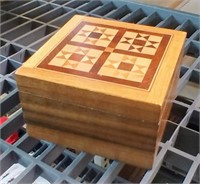 INLAID HANDMADE WOODEN LINED BOX 4IN DIAMETER