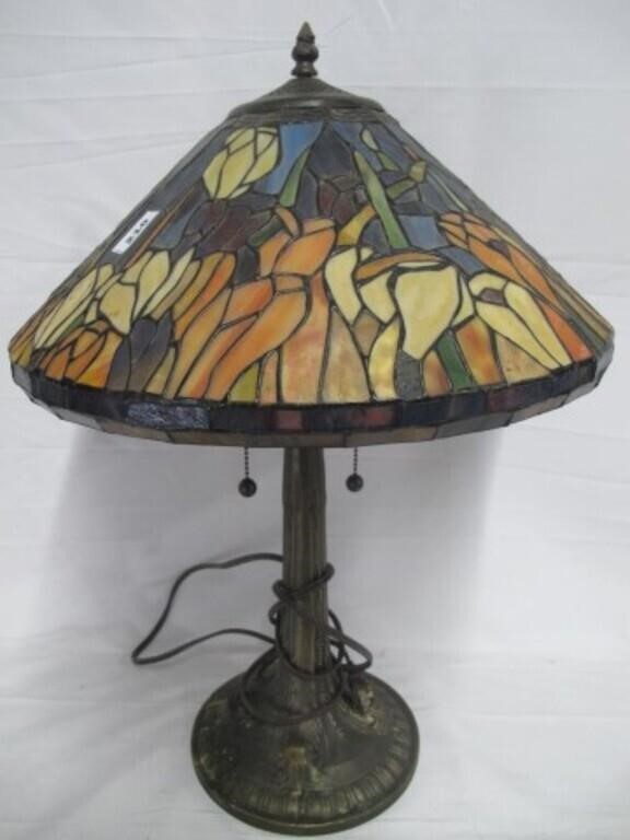 BEAUTIFUL FLORAL STAINED GLASS LAMP