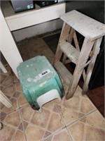 2 PLASTIC STEP STOOLS & WOOD 2 STEP LADDER