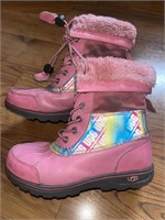 C10) Girls winter Ugg boots size 4.
