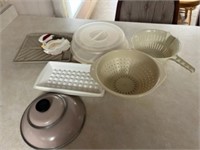 Assorted plastic cookware