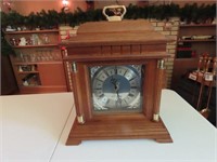 Chiming mantel clock. Works battery operated.