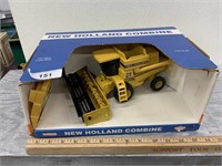 Ertl New Holland TR-97 combine, 1/32