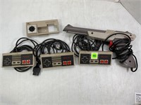 3 NINTENDO ENTERTAINMENT SYSTEM CONTROLLERS WITH