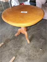 OAK ROUND  3 LEG SIDE TABLE