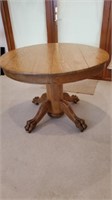 Round oak pedistal table.