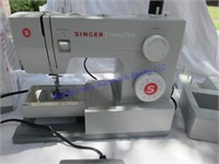 SINGER SEWING MACHINE