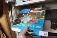 VINTAGE BUNDT PAN IN BOX