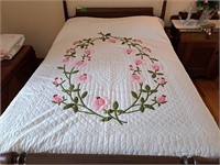 Lovely full sized floral quilt. 86" h x 74" w