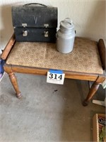 Upholstered bench
Metal lunchbox
Decorative