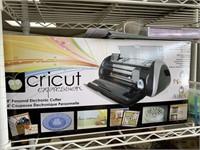 CRICUT 24 “ PERSONAL ELECTRONIC CUTTER W/