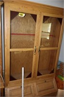 Glass front lighted 17 gun Wooden case w/key