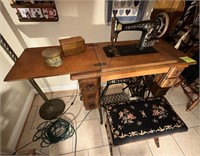 ANTIQUE WOODEN SINGER SEWING MACHINE AND BENCH