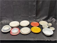 Approximately 29 pieces of plates and bowls